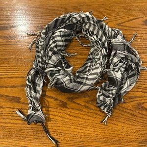 Scarf/wrap black and white